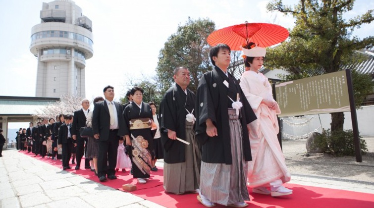 柿本神社。神職を先頭に、両家が一列となって本殿へと歩みを進める「参進」。雅楽の生演奏が、厳かな雰囲気を演出します