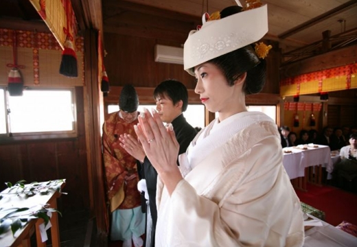 柿本神社。挙式会場。「玉串奉奠の儀」では想いを込めて玉串を神前に捧げます