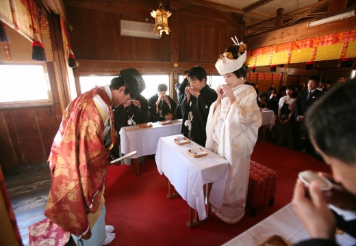 柿本神社。挙式会場。雅楽の美しい音色に包まれて、挙式は厳かに執り行われます