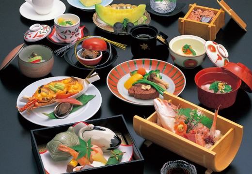 湊川神社（楠公会館）。料理。コース料理『高砂』ではゲスト一人ずつに鯛の姿造里が付きます