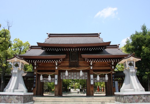 湊川神社（楠公会館）。南北朝時代の英雄・楠木正成を祀る、緑豊かな神社