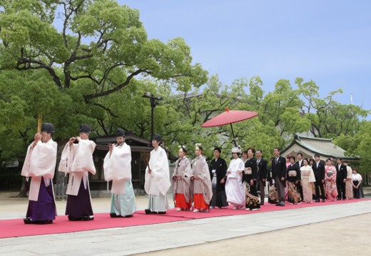 湊川神社（楠公会館）。挙式会場。雅楽の調べに包まれて社殿まで歩みを進める参進の儀
