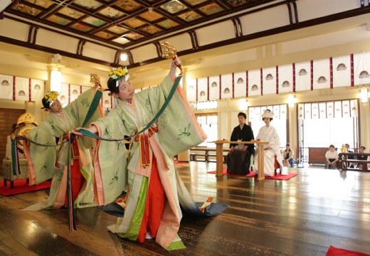湊川神社（楠公会館）。挙式会場。巫女によるおめでたい「浦安の舞」（鈴舞）が奉納されます