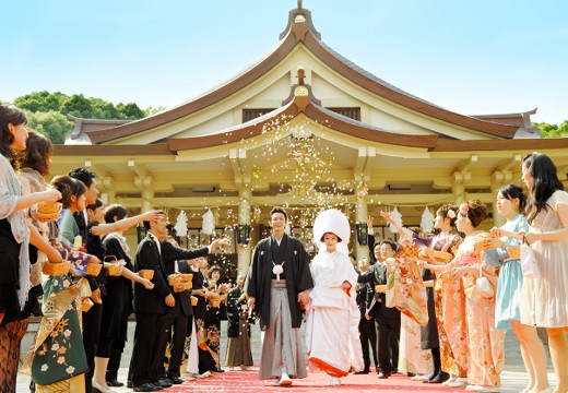 湊川神社（楠公会館）。挙式会場。挙式の後は、赤い絨毯の上を歩み参列者から祝福を受けます