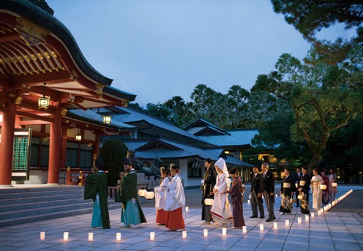 西宮神社会館。ちょうちんを携えて行う夜の「参進の儀」は幻想的な雰囲気