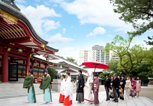 西宮神社会館。挙式会場。神職と巫女が本殿まで先導してくれる「参進の儀」