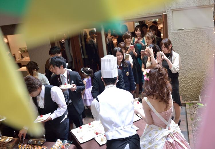 ENCUEIL(アンクィール)。披露宴会場。会場に隣接するテラスではデザートビュッフェが楽しめます