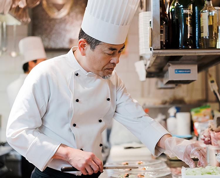 ENCUEIL(アンクィール)。スタッフ。一皿一皿心を込めて丁寧に料理を仕上げてくれるシェフ