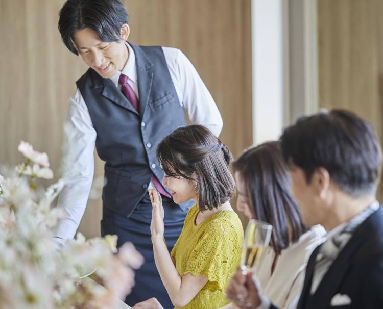 小さな結婚式 神戸モザイク店。スタッフ。当日、ふたりに代わってゲストをもてなすサービススタッフ