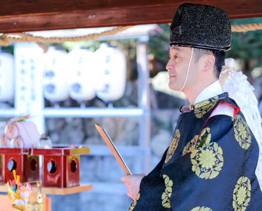 神戸北野天満神社。スタッフ。挙式の最中も、きめ細やかな心配りをしてくれる神職
