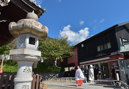 神戸北野天満神社。挙式会場。あいさつを終えた両家が列を為して拝殿へと進む参進