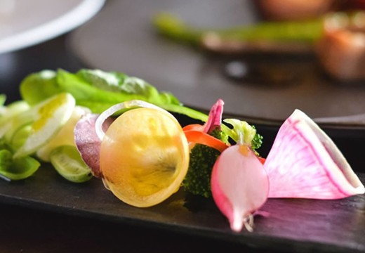 篠山城下町ホテル　NIPPONIA（ニッポニア）。旬の地元産食材を用いて作られるフランス料理が卓上を彩ります