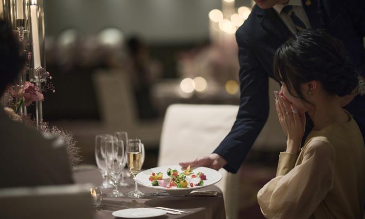 ホテルモントレ姫路。スタッフ。ゲストの食事ペースに合わせタイミングよく配膳してくれるサービススタッフ