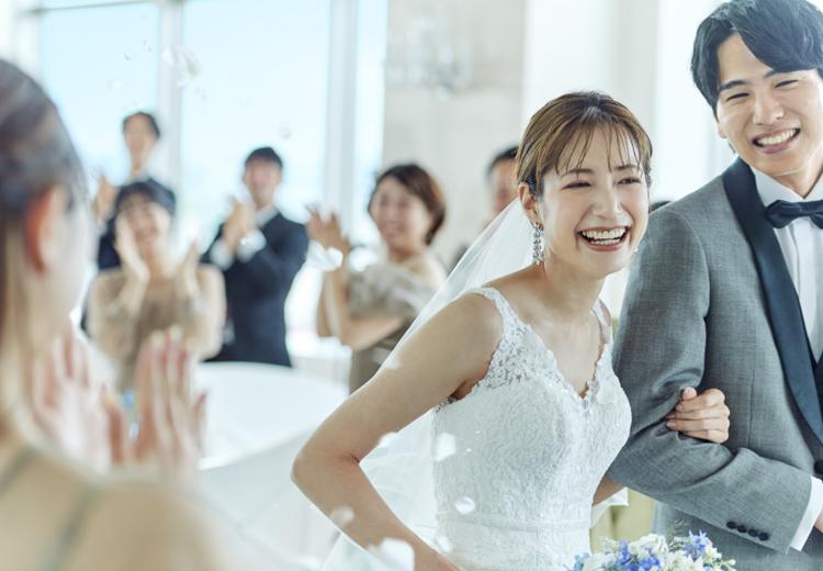 ホテルモントレ姫路。挙式会場。挙式後は華やかなフラワーシャワーでふたりの結婚を祝福