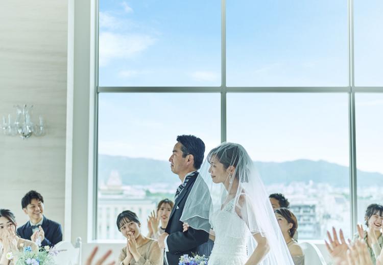 ホテルモントレ姫路。挙式会場。大きな窓からは慣れ親しんだ姫路の景色や姫路城を一望