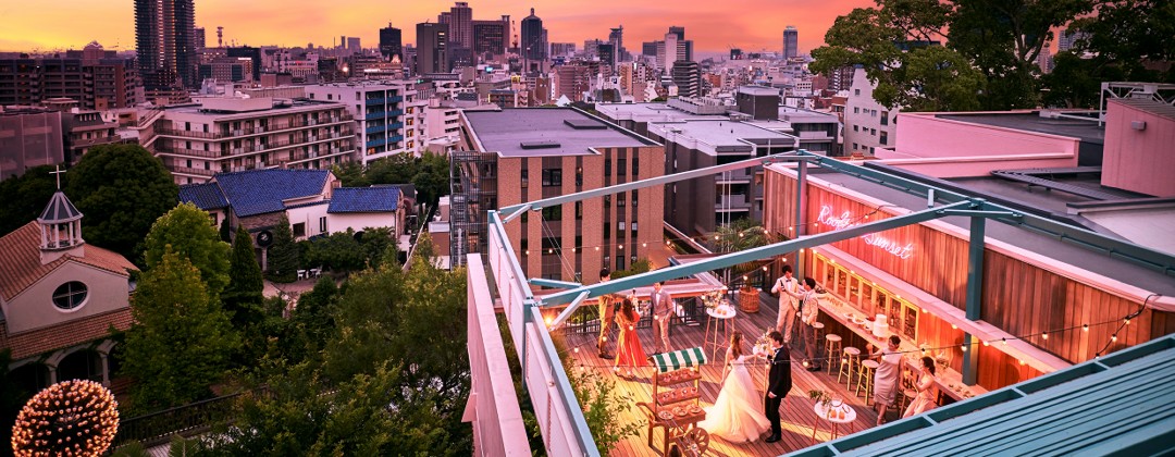 TOAST（トースト）。アクセス・ロケーション。時間によって異なる雰囲気を楽しめる『ROOF TOP SUNSET』。美しい景色でゲストをおもてなしできる結婚式場です