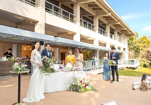 THE SORAKUEN（相楽園）。披露宴会場。リラックスして過ごせる屋外の『YAGURA TERRACE』