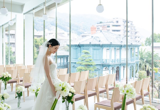 THE SORAKUEN（相楽園）。挙式会場。窓越しに温かな陽光が差し込み、花嫁をより美しく際立たせます