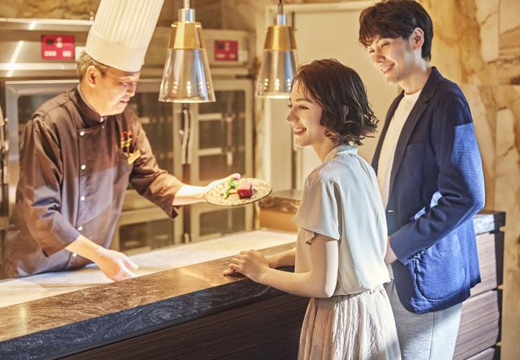 ララシャンス KOBE(ララシャンス 神戸)。料理。シェフのパフォーマンスも楽しめるオープンキッチンを完備
