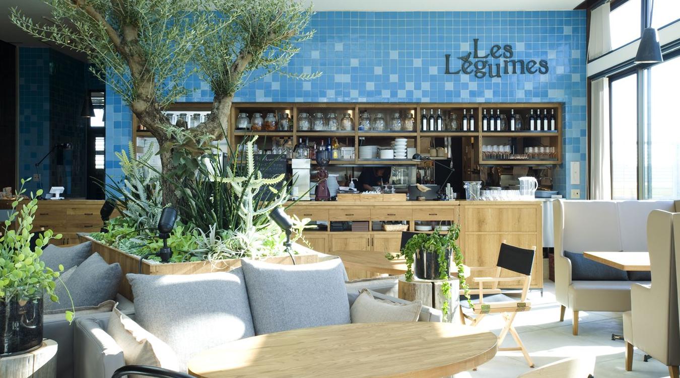 Les Legumes(レギューム)。駅から徒歩1分と、アクセス抜群の立地に位置する開放的な明るい空間。挙式やパーティー、2次会など、さまざまな利用ができます