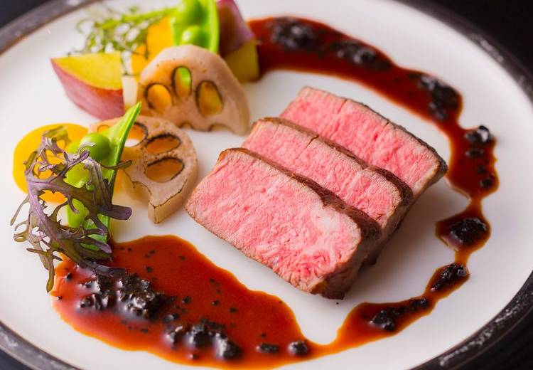 セントアクアチャペル芦屋。料理。肉料理のソースは当日の気温まで考えて仕上げられるそう