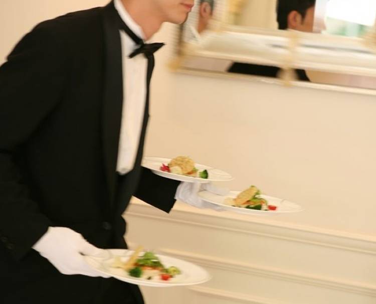 セントアクアチャペル芦屋。スタッフ。進行に合わせて、スタッフができたての料理をテーブルまでサーブ