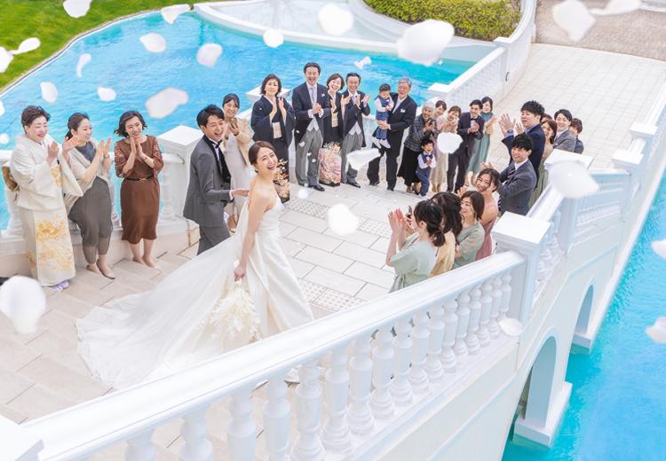 セントアクアチャペル芦屋。挙式会場。ゲストの祝福に包まれる感動的なフラワーシャワーの演出