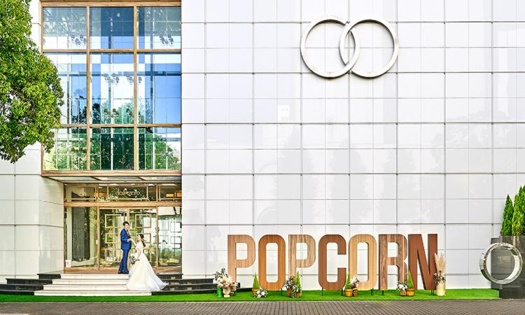 POPCORN KOBE（ポップコーン神戸）。アクセス・ロケーション。フォトスポットにもなる「POPCORN」のオブジェが印象的なエントランス