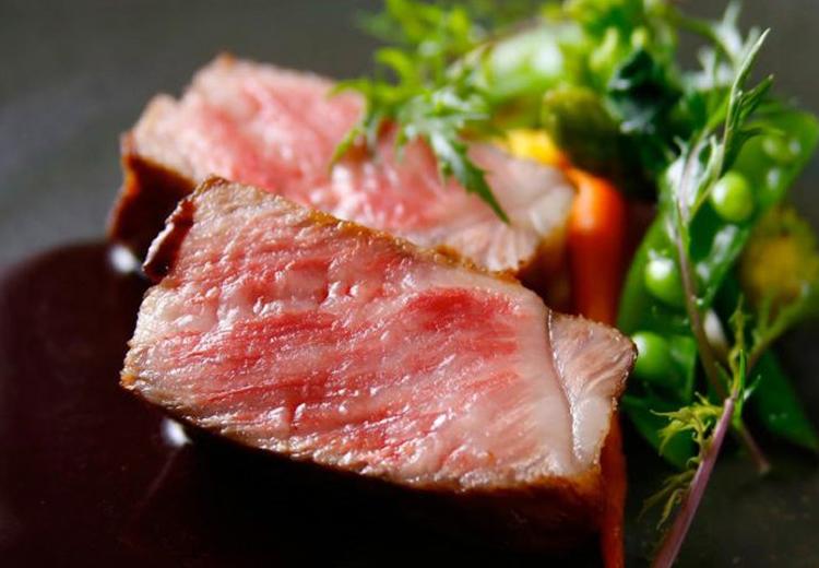 VOYAGE KOBE（ヴォヤージュ 神戸）。料理。世界に誇る神戸牛を使った上質なステーキを堪能