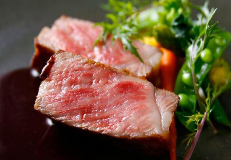 VOYAGE KOBE(ヴォヤージュ 神戸)。料理。世界に誇る神戸牛を使った上質なステーキを堪能