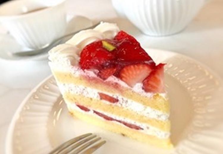 VOYAGE KOBE(ヴォヤージュ 神戸)。料理。上品な甘さのデザートがコースの最後を締めくくります