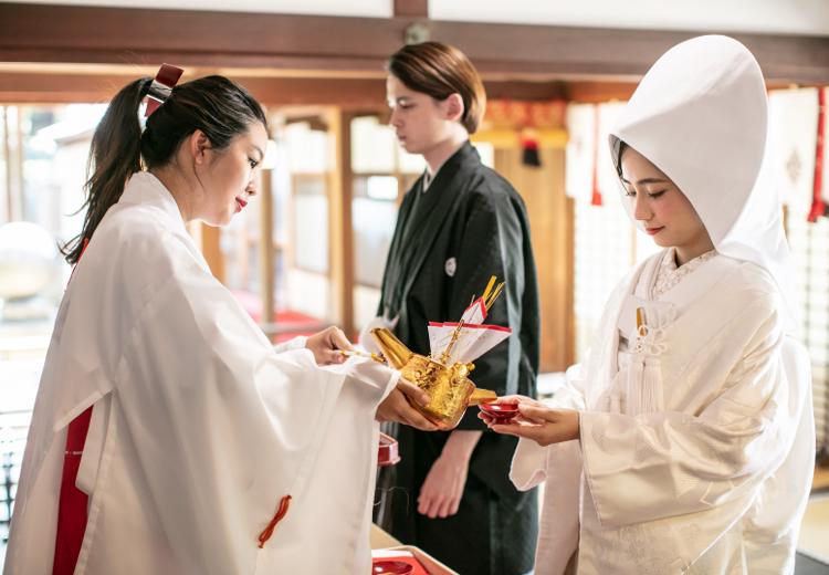 芦屋神社。巫女が大中小の盃に神酒を注ぎ、それを順に飲み交わす三々九度