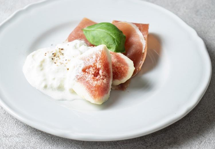 TRATTORIA amarancia（トラットリア アマランチャ）。料理。季節のフルーツと水牛のモッツァレラチーズを使った一皿