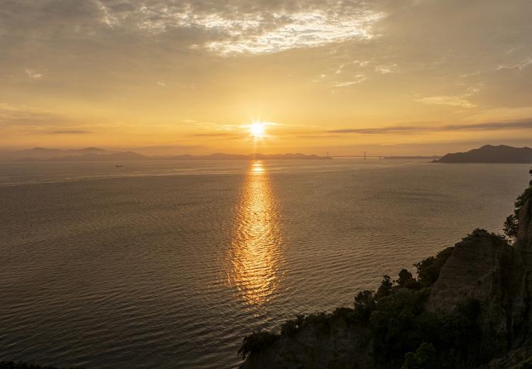 TRATTORIA amarancia（トラットリア アマランチャ）。披露宴会場。夕日を望む贅沢なロケーションが特別感を高めます