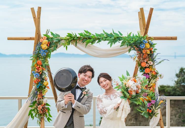 TRATTORIA amarancia（トラットリア アマランチャ）。挙式会場。専門のフローリストが景色とマッチする華やかな装花を提案