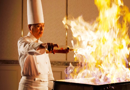 ホテルオークラ京都。料理。コニャックをふりかけて炎に包む、フランベの演出も人気