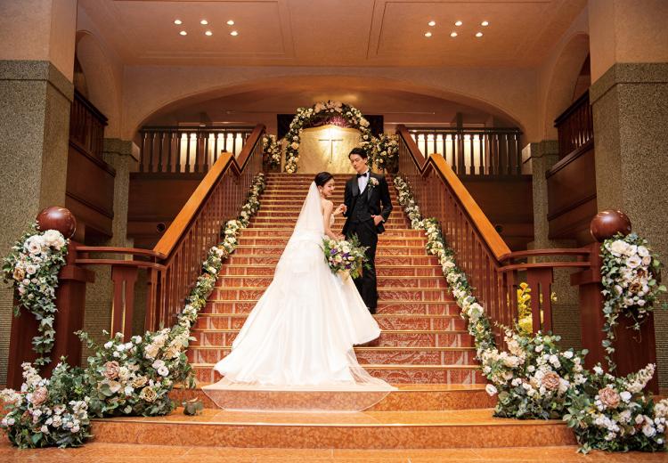 ホテルオークラ京都。挙式会場。『ロビーウエディング』の重厚な大階段にドレスも美しく映えます