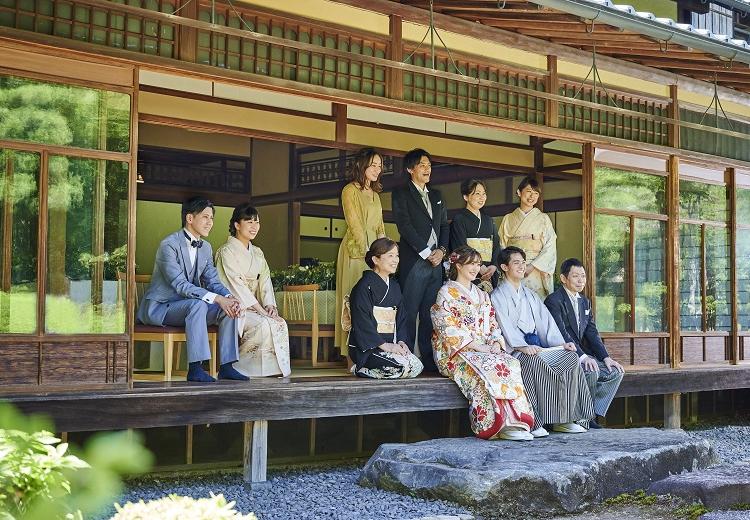 桜鶴苑（おうかくえん）。挙式会場。木々の緑や青空、陽光など、自然もふたりの結婚を祝福