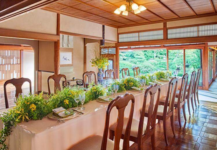 京都洛東迎賓館（国登録有形文化財）。披露宴会場。テーブルの配置やコーディネートで二人らしさを表現