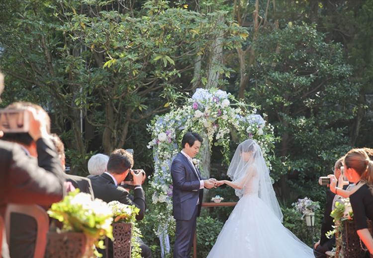 京都洛東迎賓館（国登録有形文化財）。挙式会場。ゲストからの温かな祝福に包まれた挙式が叶います