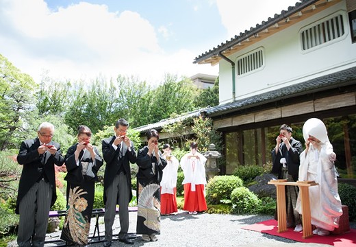 京都洛東迎賓館（国登録有形文化財）。挙式会場。晴れやかな空の下、美しい緑を背景におこなう「日本庭園挙式」