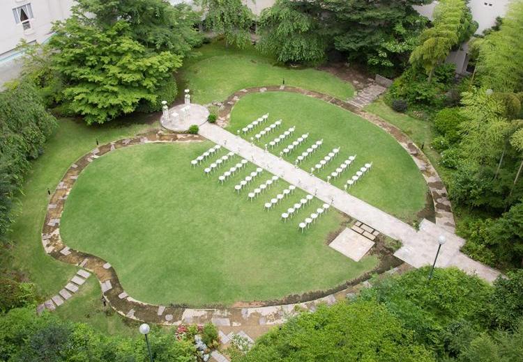 ザ・プリンス 京都宝ヶ池。挙式会場。挙式会場を取り囲むように、ハートを描く小径があります