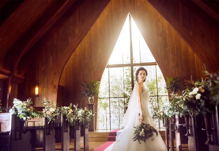 京都ノーザンチャーチ北山教会。挙式会場。ウェディングドレスを着た花嫁の美しさが際立つ空間