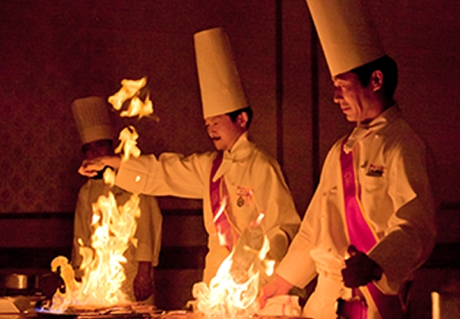 ホテル日航プリンセス京都。料理。肉料理はフランベの演出を取り入れ会場を盛り上げることも可能