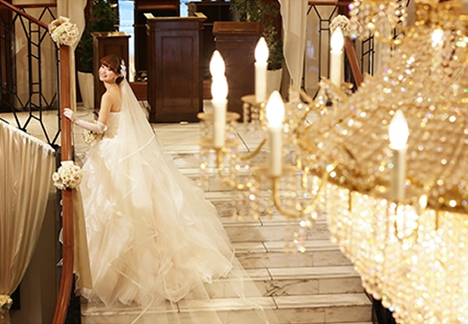 ホテル日航プリンセス京都。煌めくシャンデリアのもと、永遠の愛を誓うロマンチックな結婚式