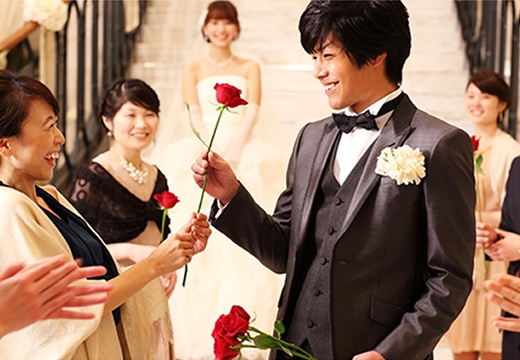 ホテル日航プリンセス京都。挙式会場。12本の薔薇を花束にして花嫁に送るダーズンローズの演出も人気
