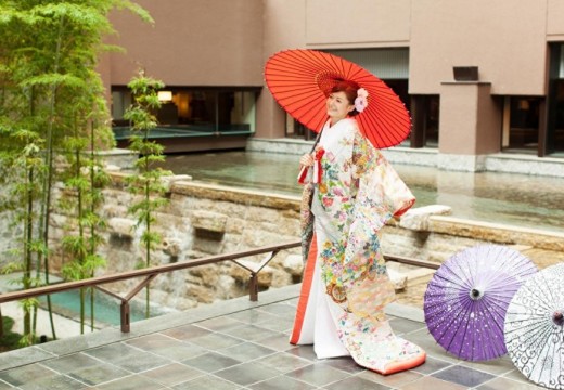 京都 東急ホテル。挙式会場。艶やかな和装が美しく映える中庭人前式はゲストにも好評