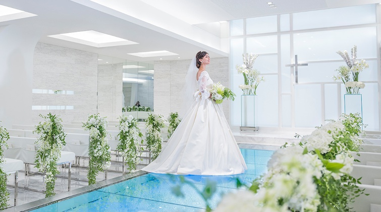 マリアージュ グランデ(MARIAGE GRANDE)。クリスタルが輝くバージンロードが印象的なチャペル『アリュール』。最大120名まで収容できる広々としたスペースも魅力です