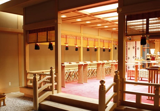 迎賓館シェーナ～PARTIR KYOTO～（迎賓館シェーナ～パルティール 京都～）。挙式会場。最大50名まで参列できる、檜の香りに包まれた神殿