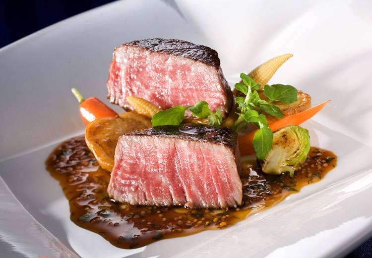 セントアクアチャペル京都。料理。柔らかな食感と芳醇な味わいを堪能できる厳選牛のステーキ